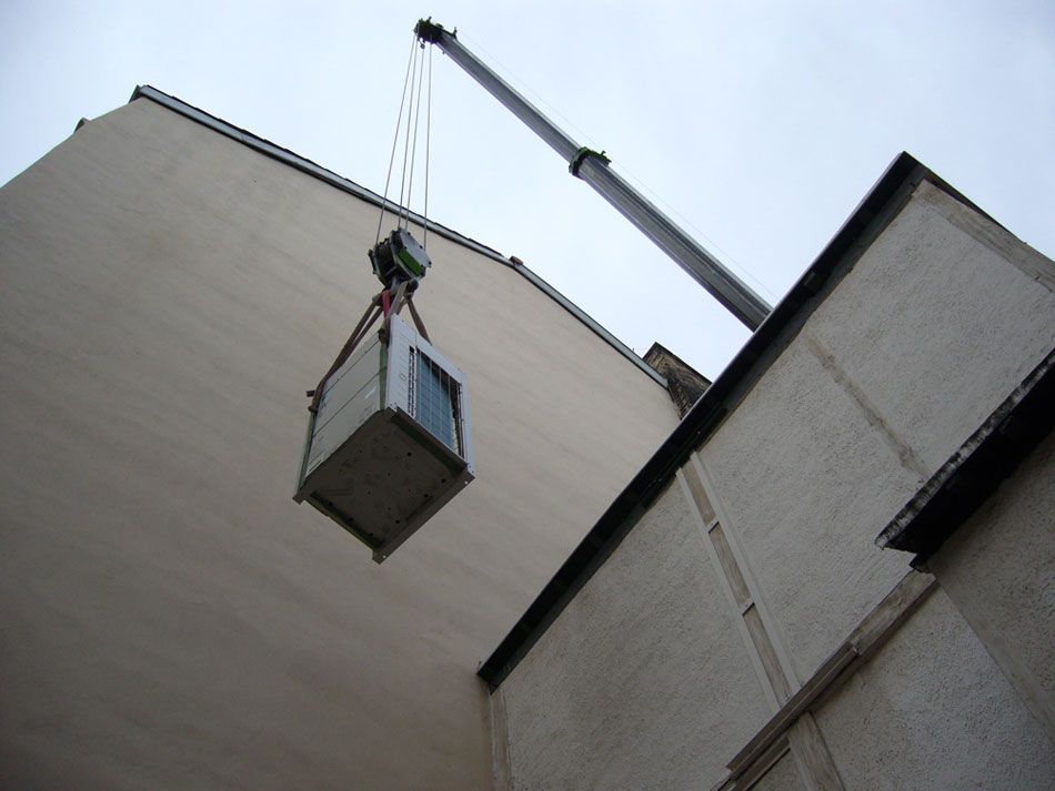 Grutage d'un VRV en centre ville de Lille, pour le système de chauffage et de climatisation