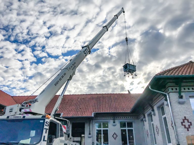 Grutage d'une CTA pour l'installation des sytèmes de climatisation et de chauffage